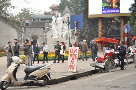 Ngang nhiên biến tượng đài Cảm tử là Điểm trông xe máy