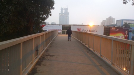 17 giờ 30', cầu đi bộ tại đường Giảng Võ gần như không có người đi lại