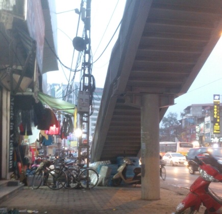 17 giờ 30', cầu đi bộ tại đường Giảng Võ gần như không có người đi lại