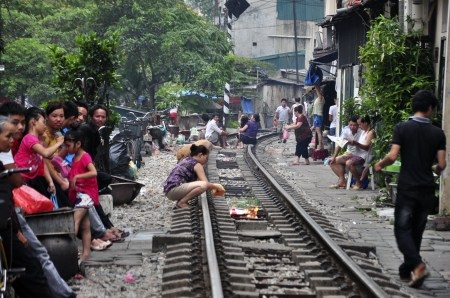 Bất chấp hiểm nguy, hàng ngàn người vẫn "đùa giỡn" với tử thần - 1 Cuộc sống tấp nập trên đường ray khi vắng tiếng còi tàu