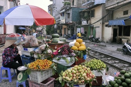 Bất chấp hiểm nguy, hàng ngàn người vẫn "đùa giỡn" với tử thần - 3 Trên đoạn đường sắt qua phố Khâm Thiên, sạp hoa quả bày bán “hoành tráng” ngay sát đường tàu