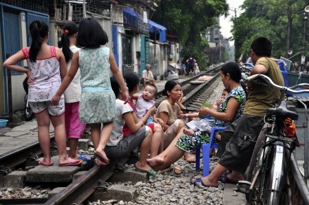Bất chấp hiểm nguy, hàng ngàn người vẫn "đùa giỡn" với tử thần - 4 Các bà, các mẹ chọn đường ray làm “ghế” ngồi hóng mát, trò chuyện, bất chấp hiểm nguy