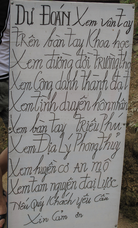 Sinh viên chi tiền triệu để “giải hạn” - 2 Những tấm biển xem bói ở cổng đền thu hút giới trẻ