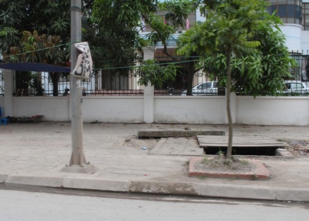 Hố “tử thần” xuất hiện nhan nhản dưới chân đường cao tốc trên cao - 1 Hố “tử thần” này được che chắn tạm bợ bằng một tấm gỗ