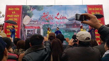 Những hình ảnh đẹp và không đẹp tại Hội Lim - 1 Du khách “đua nhau” quay phim chụp ảnh những liền anh, liền chị hát quan họ.