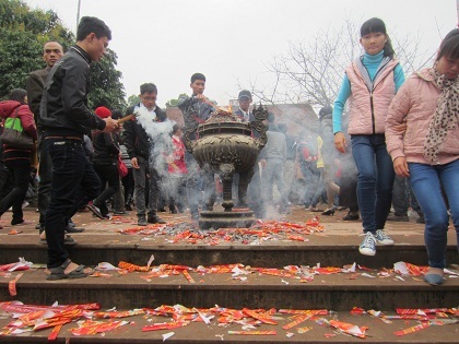 Vỏ của các nắm hương vứt la liệt, thiếu ý thức