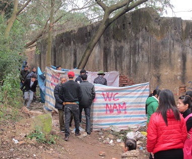 Du khách vừa đi vệ sinh, vừa có thể xem hội