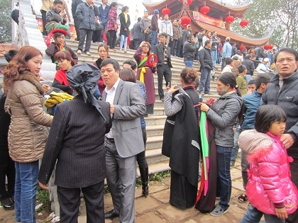 Dịch vụ thay trang phục chụp ảnh ngay trước cổng chùa