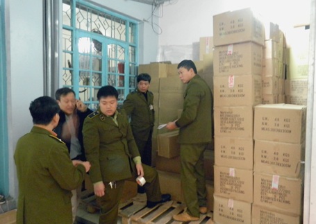 Cơ quan Quản lý thị trường đang làm rõ 3 vấn đề của sữa Danlait - 1 Đội Quản lý thị trường số 12 đã tạm giữ 6000 hộp sữa Danlait - Ảnh: Quang Phong