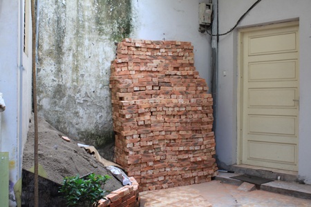 Gia đình ông Thưởng liên tục bị hộ liền kề khủng bố tinh thần