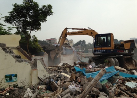 Điều “bí ẩn” đằng sau lời hứa của ông Phó Chủ tịch quận Đống Đa - 1 Hình ảnh vụ cưỡng chế thu hồi đất phục vụ dự án cải tạo hồ Ba Mẫu