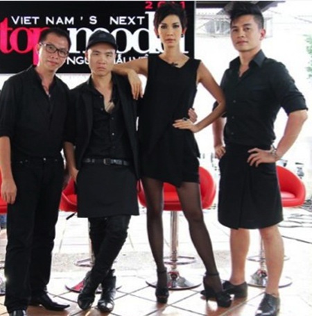 Truyền hình thực tế: Đã đến lúc thoái trào - 1 Vietnam’s Next Top Model bị chỉ trích khi để hai giám khảo nam mặc váy khi chấm thi