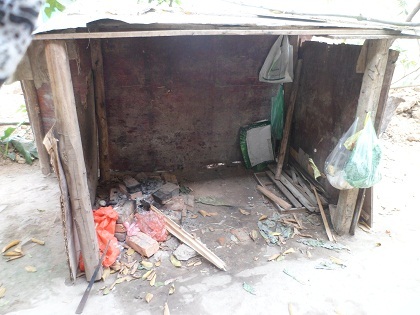 Bếp củi của công nhân được dựng lên ngay sát đường