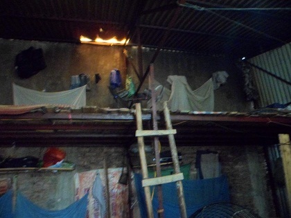 Giường tầng” của công nhân được ghép lại bằng những tấm ván