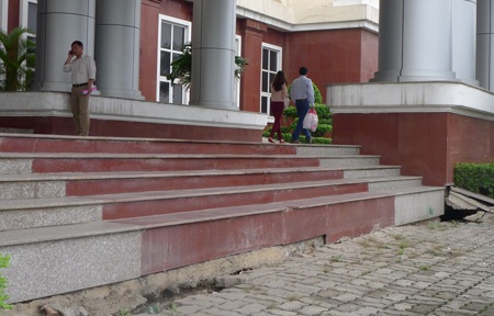 Hình ảnh lem nhem ở mặt tiền trụ sở Quận ủy Hoàng Mai