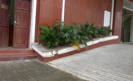 Bồn hoa bị nứt, vỡ, sứt mẻ từ nhiều tháng qua