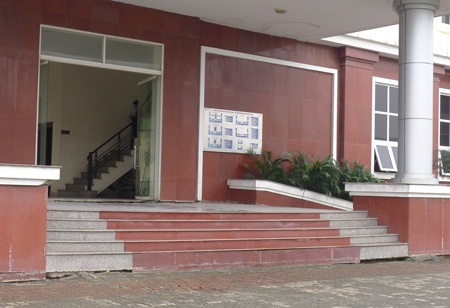 Tình trạng xuống cấp ở khu tiền sảnh trụ sở UBND quận Hoàng Mai