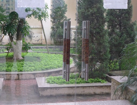 Cửa kính được buộc tạm bằng dây thép