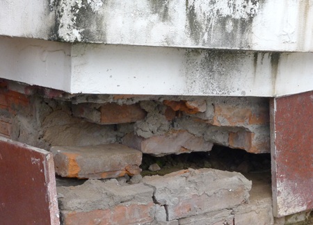 Móng tường trụ sở Quận ủy Hoàng Mai bị sụt lún nghiêm trọng thời gian qua