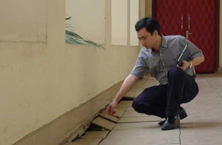 Trưởng Ban Bạn đọc Vũ Văn Tiến chỉ ra những điểm bị sụt, lún nghiêm trọng