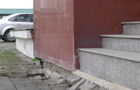 Bồn hoa bị sụt, vỡ kéo dài nhưng chưa được xử lý kịp thời