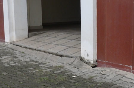 Bồn hoa bị sụt, vỡ kéo dài nhưng chưa được xử lý kịp thời