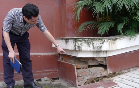 Bồn hoa bị sụt, vỡ kéo dài nhưng chưa được xử lý kịp thời