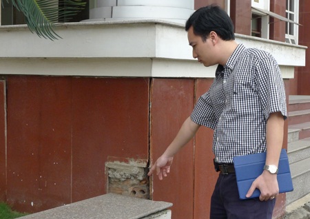 Trần thạch cao bị thủng ở nhiều nơi