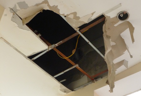 Trần thạch cao bị thủng ở nhiều nơi