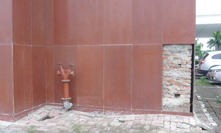 Toàn bộ phần sân nền giáp móng đều ở trong tình trạng xuống cấp