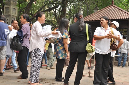 Hàng rong chèo kéo khách du lịch làm xấu hình ảnh Văn miếu Quốc tử giám - 3 Bán hàng, chèo kéo khách ngay trước cửa phòng bán vé của Ban quản lý
