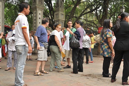 Hàng rong chèo kéo khách du lịch làm xấu hình ảnh Văn miếu Quốc tử giám - 2 Chèo kéo khách ngay khi xuống xe