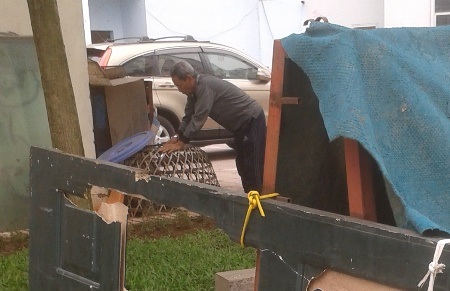 Chung cư Hà Nội: Đua nhau trồng rau, chăn nuôi - 5 Trồng rau ngay cả trên bồn cầu