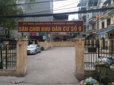 Sân chơi khu dân cư số 9 phường Bưởi trở thành nơi tập kết phế thải, chỗ để ôtô, xe máy