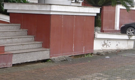 Tình trạng xuống cấp khiến UBND quận Hoàng Mai nhếch nhác trong mắt người dân