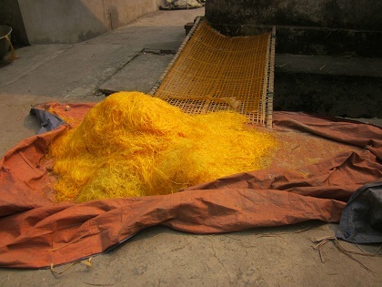 Hoặc được phơi trên miệng cống nước thải hôi thối nồng nặc