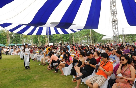 Hòa nhạc Luala: Không có sao vẫn hút khán giả - 3 Đông đảo khán giả yêu nhạc đã ngồi kín chỗ dù giờ biểu diễn chính thức chưa bắt đầu