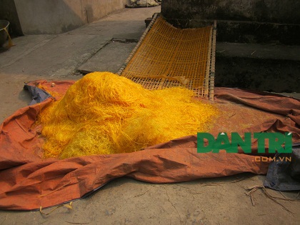 TP. Hà Nội kiểm tra vụ tạo màu miến bằng hóa chất độc hại ở Cự Đà - 3 Miến được phơi trên những tấm bạt bẩn nằm bên cạnh cống thoát nước thải