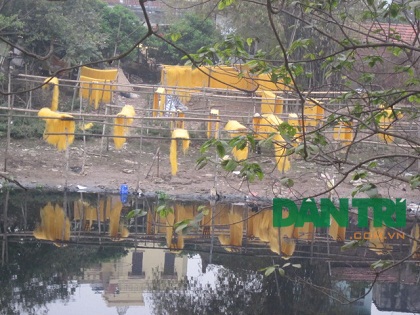 TP. Hà Nội kiểm tra vụ tạo màu miến bằng hóa chất độc hại ở Cự Đà - 2 Người dân Cự Đà tận dụng mọi nơi để phơi miến