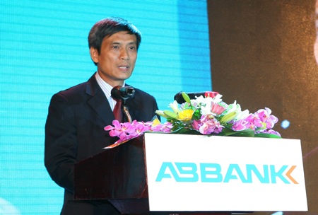 Ông Nguyễn Toàn Thắng – Phó Thống đốc NHNNVN chúc mừng ABBANK tại buổi lễ.