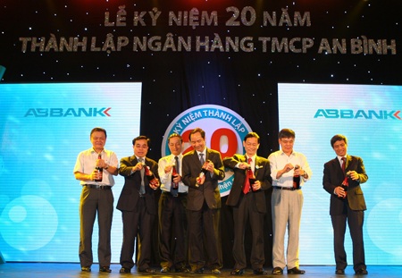 Đại diện các cổ đông, đối tác chúc mừng ABBANK nhân kỷ niệm 20 năm thành lập.