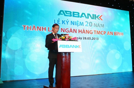 Đại diện các cổ đông, đối tác chúc mừng ABBANK nhân kỷ niệm 20 năm thành lập.