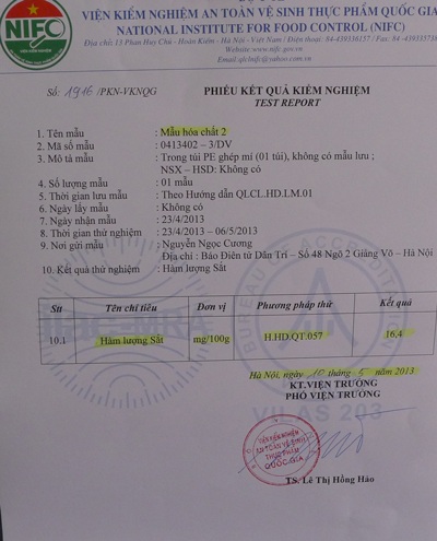 TP. Hà Nội kiểm tra vụ tạo màu miến bằng hóa chất độc hại ở Cự Đà - 5 Miến được phơi trên những tấm bạt bẩn nằm bên cạnh cống thoát nước thải