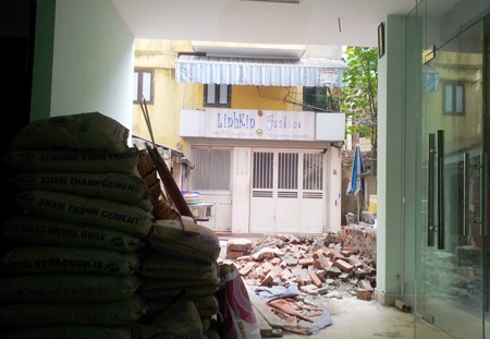 UBND phường Trần Hưng Đạo "chào thua" vụ lấn chiếm lối đi chung - 3 UBND phường Trần Hưng Đạo khẳng định không ngăn cản nhà bà Hồng khôi phục lại hiện trạng khu phụ