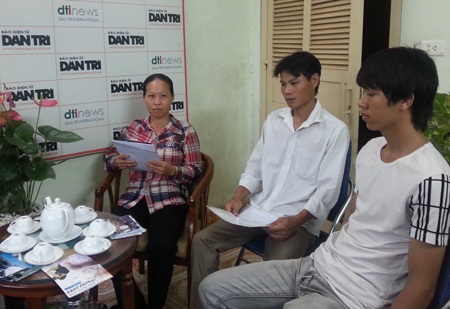 Đề nghị điều tra vụ hành hung, bắt giữ người trái pháp luật ở huyện Hoài Đức - 4 Bà Phùng Thị Chung (con gái bà Nụ) và những người bị hành hung trình bày sự việc tại báo Dân trí