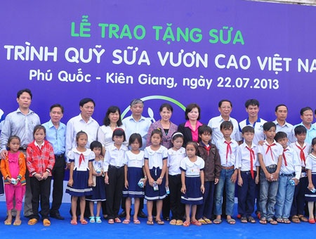 Quỹ sữa vươn cao Việt Nam trao tặng 40 ngàn ly sữa ở huyện đảo Phú Quốc