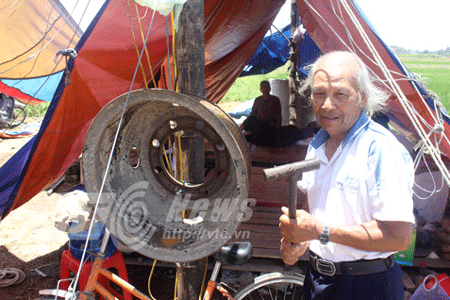 Cụ Phạm Văn Áp nhận nhiệm vụ đánh kẻng báo động dân làng khi có xã hội đen tấn công