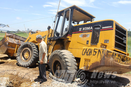 Chiếc xe xúc lật bị sa lầy