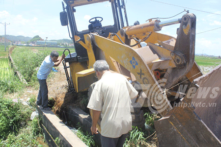 Chiếc xe xúc lật bị sa lầy