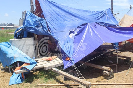 Người dân dựng lán, lập chốt ngăn chặn nhà máy hóa chất gây ô nhiễm